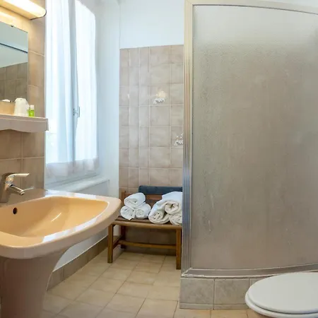 De Paris Hotel 2*